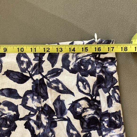 Blue and white rose pattern skirt with ruffle trim hem - Picture 5 of 6